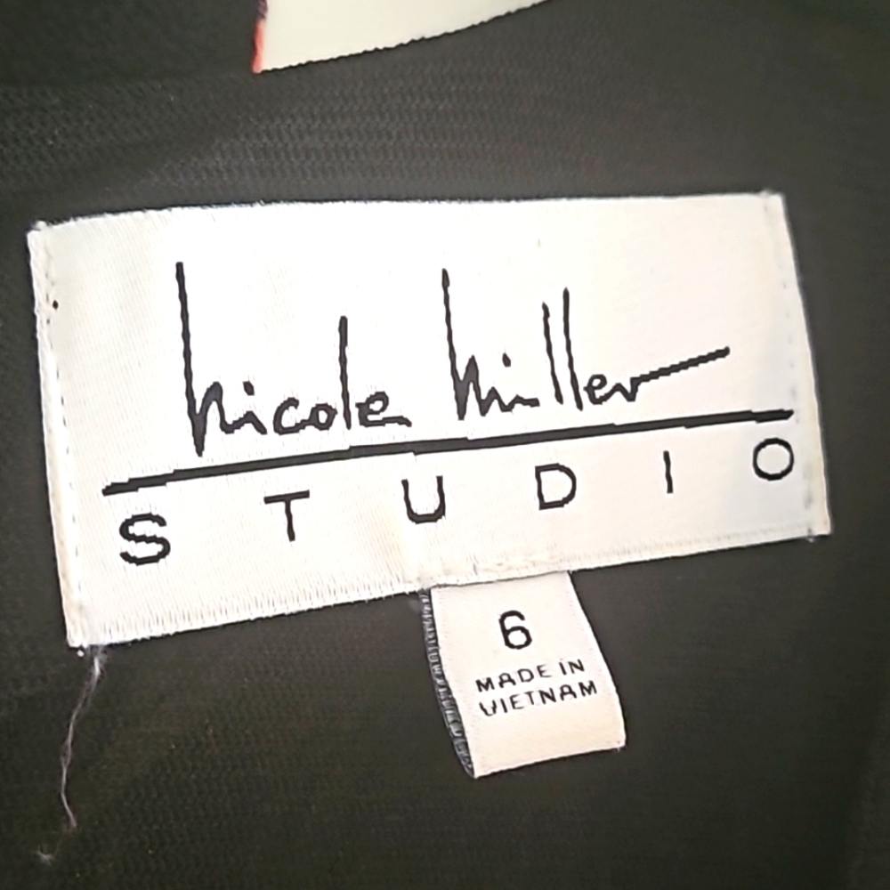 Size 6 Jumper Nicole Miller, Black Floral, ruffle sleeve